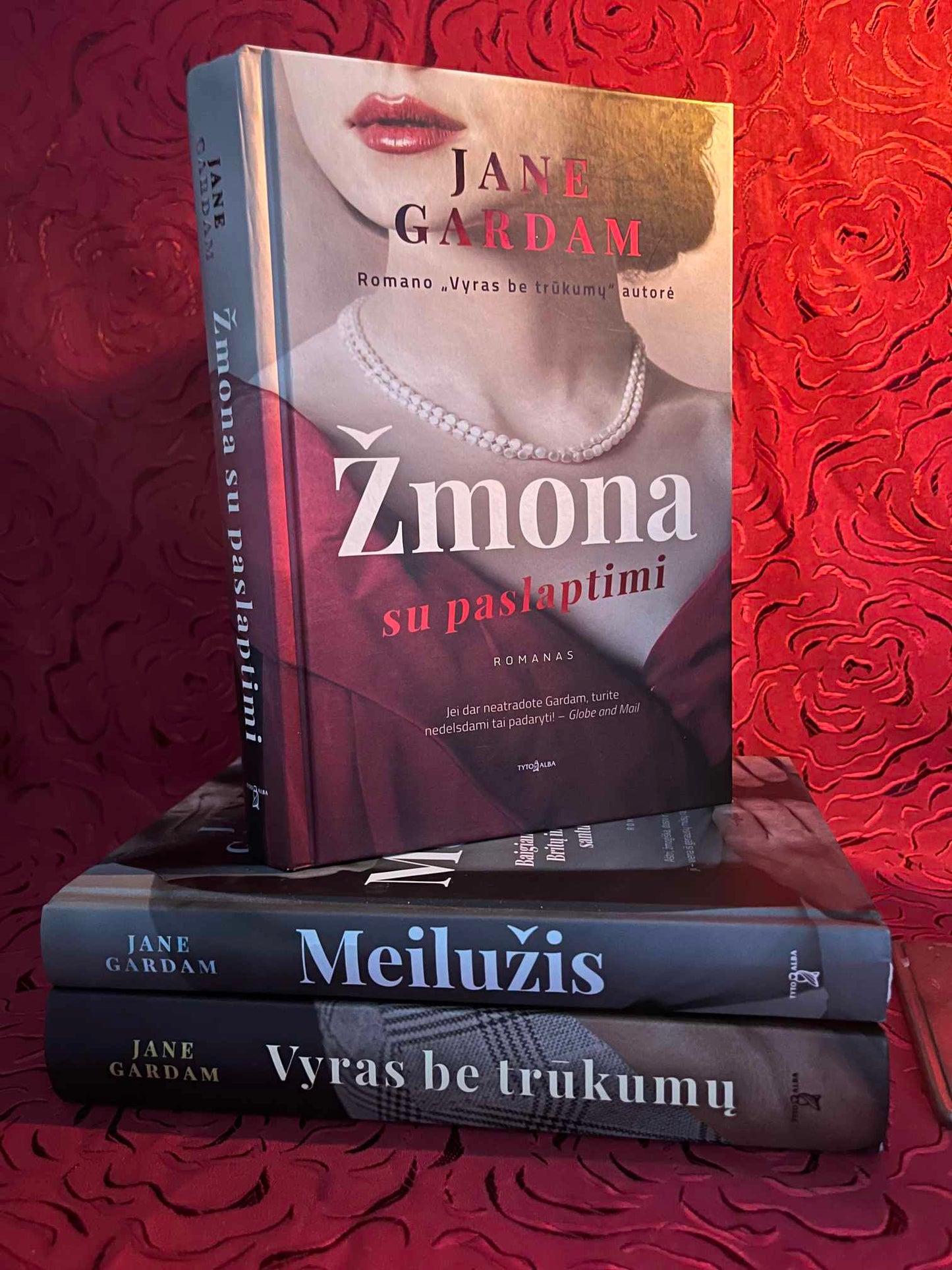 Jane Gardam. VYRAS BE TRŪKUMŲ+Žmona su paslaptimi+MEILUŽIS. Skaitytos. Stovis idealus