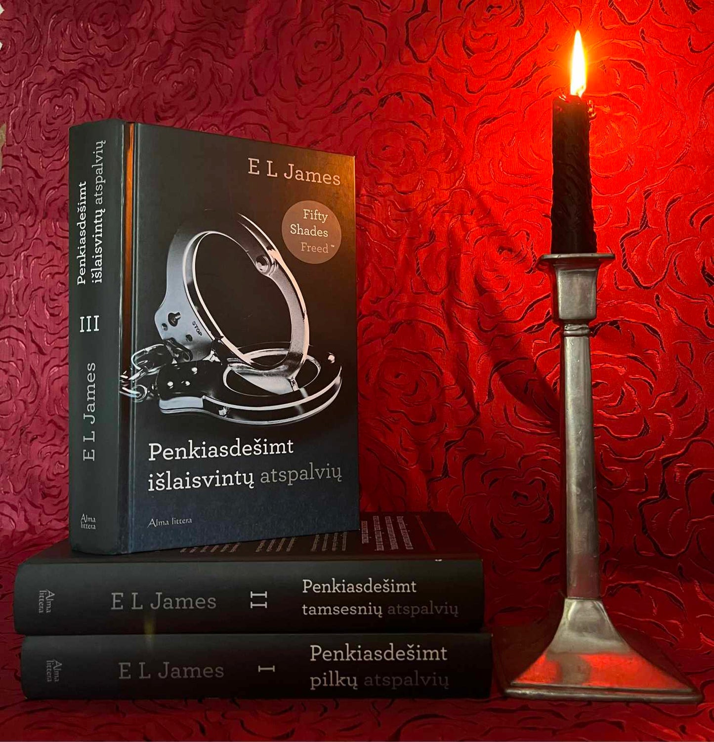 E L James. Penkiasdešimt pilkų atspalvių+Penkiasdešimt tamsesnių atspalvių +Penkiasdešimt išlaisvintų atspalvių. Stovis l.geras
