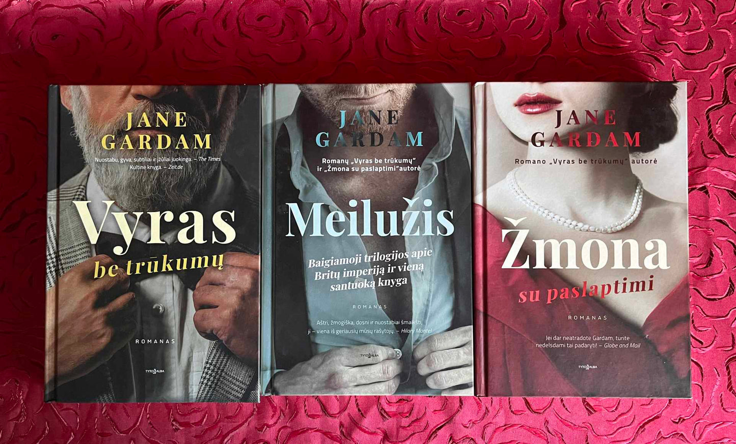 Jane Gardam. VYRAS BE TRŪKUMŲ+Žmona su paslaptimi+MEILUŽIS. Skaitytos. Stovis idealus