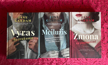 Jane Gardam. VYRAS BE TRŪKUMŲ+Žmona su paslaptimi+MEILUŽIS. Skaitytos. Stovis idealus